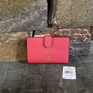 NWT COACH Medium Corner Zip Wallet
